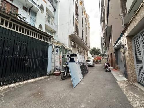 Mặt tiền Phan Xích Long:  Nhà phố đẹp 3 tầng, rộng 5.6x10, giá hấp dẫn!